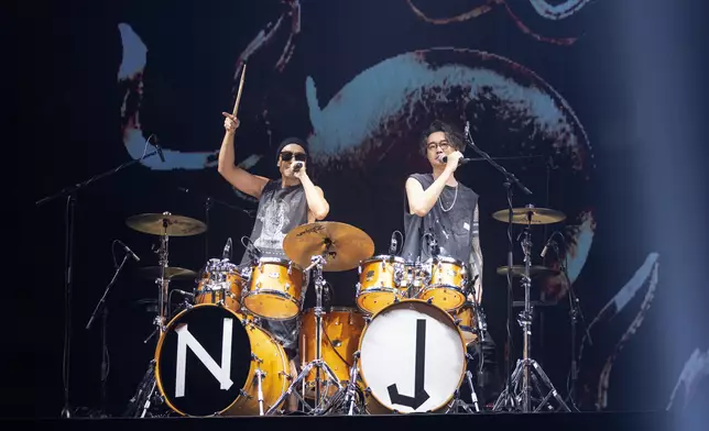 Nice與Jackal組成「NJ孖寶」雙鼓合奏《友情歲月》。