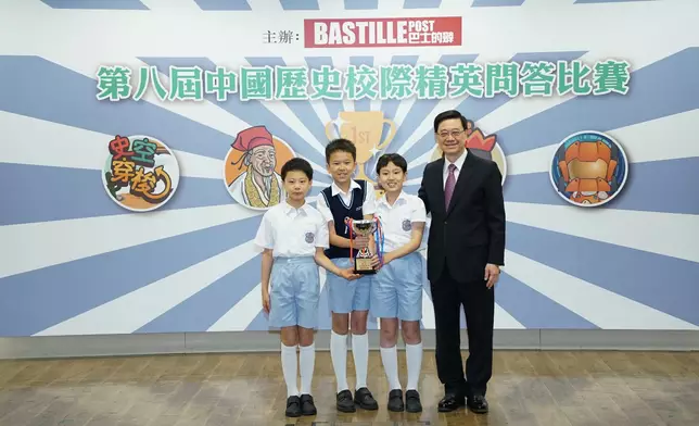 李家超頒奬予小學組冠軍聖公會聖彼得小學。巴士的報記者攝