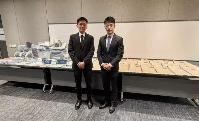 警方東九龍總區重案組總督察劉浩德及高級督察潘崇禮展示證物。