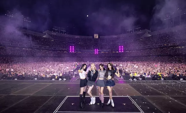 BLACKPINK時隔1年10個月，再次以完整四人陣容站上演唱會舞台。YG娛樂圖片