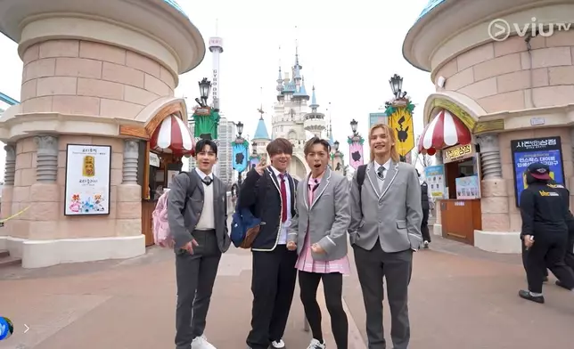 齊齊換上校服。