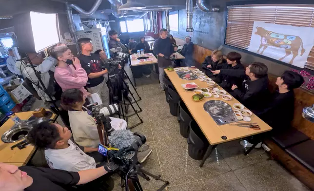 Edan出奇不意問老闆攞答案。