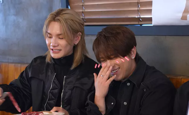 姜濤聽見Edan話自己是「燈神」也不禁笑起上來。