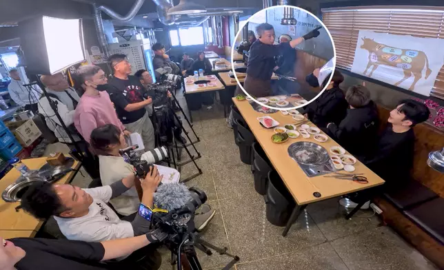 老闆聽話地指出韓牛所屬部位。