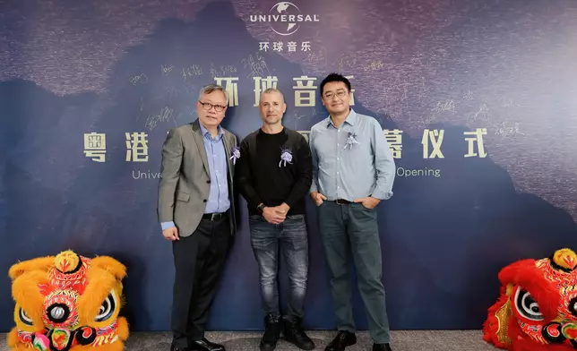 （左起）環球音樂香港董事總經理暨環球音樂大中華區高級副總裁陳志光（Gary Chan）、環球音樂集團市場發展執行副總裁亞當·格蘭奈特（Adam Granite）、環球音樂集團大中華區主席暨執行長徐毅（TimothyXu）