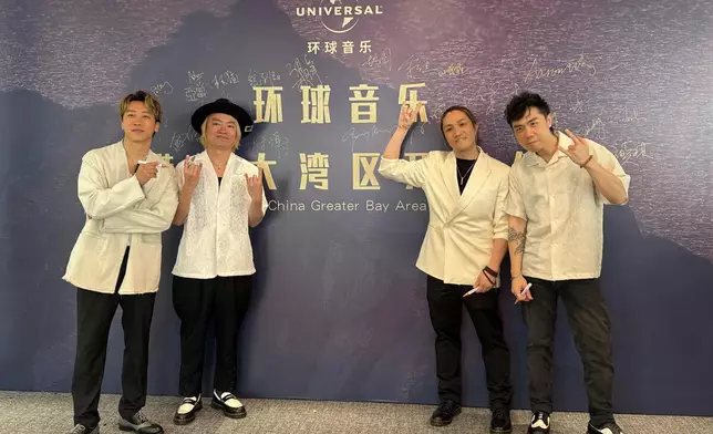 （左起）Supper Moment成員陳仕燊（Sunny）、梁燿鵬（Martin）、陳鴻達（Hugh）張祖光（CK）和親臨到賀環 球大灣區開幕。
