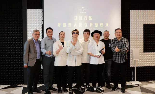 Supper Moment與環球音樂三大管理層Gary(左一）、Timothy（左二）、Adam(右二）及奇蹟娛樂老闆Simon謝嘉豪合作愉快。