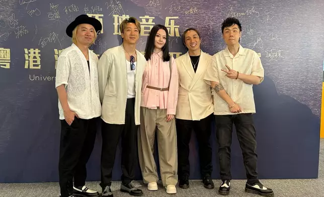 Supper Moment與環球音樂歌手阿細合照。