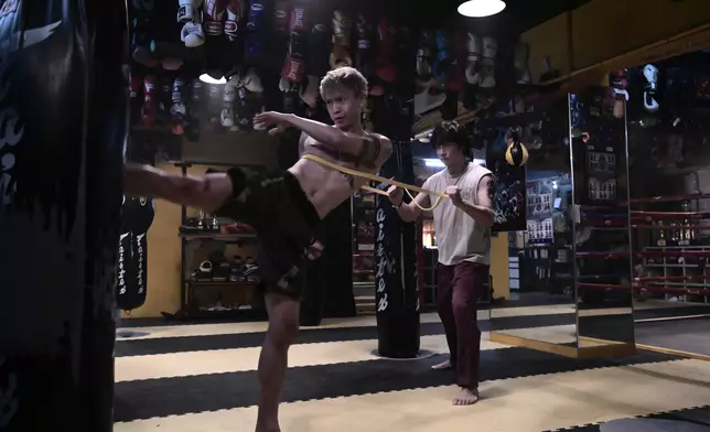 譚耀文與Locker一起探討父子情。