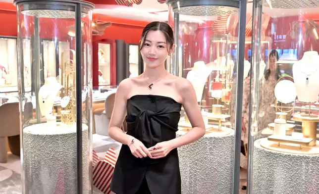 Michelle指操肌後的William將「霸道總裁」演繹得淋漓盡致，笑問可不可以申請「總裁健身室」VIP通行証，又說下次電視劇拍續集時飾演他的秘書。