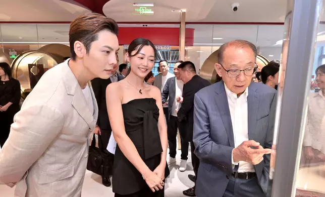 英皇集團主席楊受成博士向William及Michelle親自講解珠寶設計的心思，二人都聚著會神，份外留心。