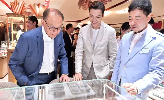 (左起) 英皇集團主席楊受成博士、William及英皇珠寶（中國）副董事長總經理陳世昌先生一同鑑賞珠寶，言談甚歡。