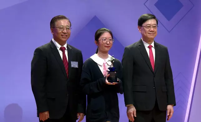 仁愛堂田家炳中學的鄭詩凡獲得「最佳台風獎」。巴士的報記者攝