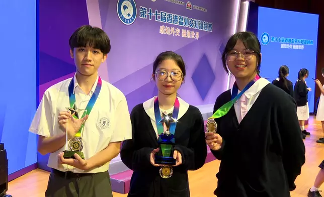 仁愛堂田家炳中學的鄭詩凡和隊員梁綽桓（左）、韓德璦（右）合照。巴士的報記者攝