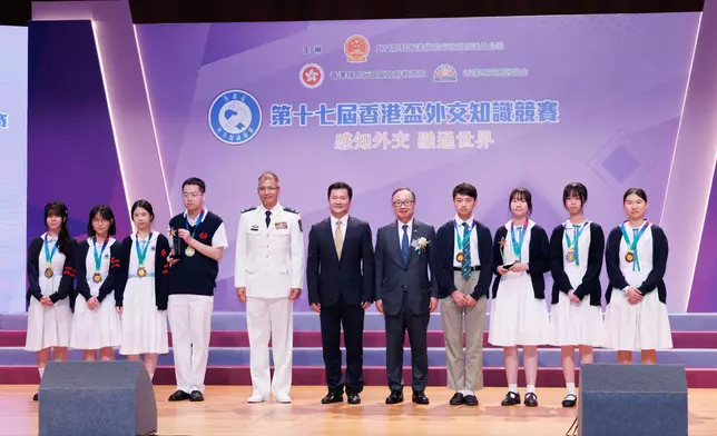 馬會副主席廖長江（右五）與國家安公署副署長陳楓（中）以及解放軍駐港部隊副司令員譚志偉（左五）頒發「總決賽銅獎」予第十七屆香港盃外交知識競賽兩間得獎學校。