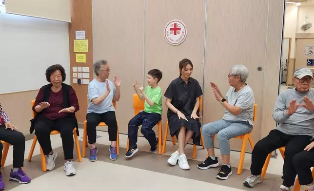 BBQ化身遊戲小助手，同媽媽帶領老友記玩遊戲，令到老友記們開心到不得了！