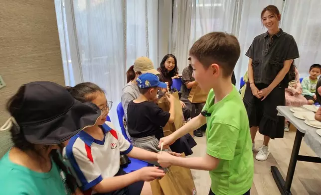 車婉婉同BBQ喺賽馬會「仁濟薈」為基層家庭會員炮製果醬多士以及派禮物。