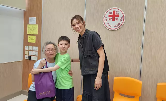 BBQ化身遊戲小助手，同媽媽帶領老友記玩遊戲，令到老友記們開心到不得了！