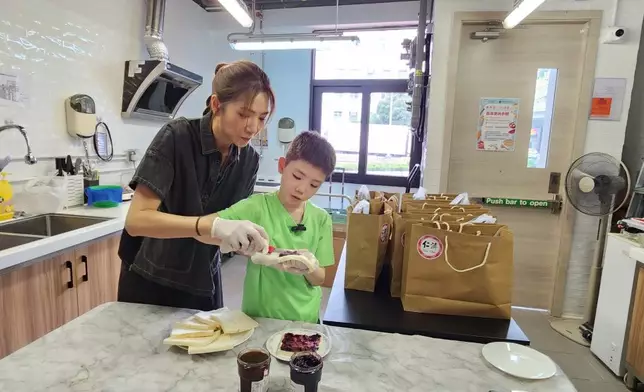 車婉婉同BBQ喺賽馬會「仁濟薈」為基層家庭會員炮製果醬多士以及派禮物。