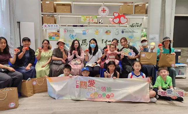 車婉婉同BBQ喺賽馬會「仁濟薈」為基層家庭會員炮製果醬多士以及派禮物。