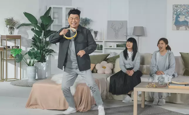 祥仔曾獲已故歌手羅文邀請在演唱會上同台表演。