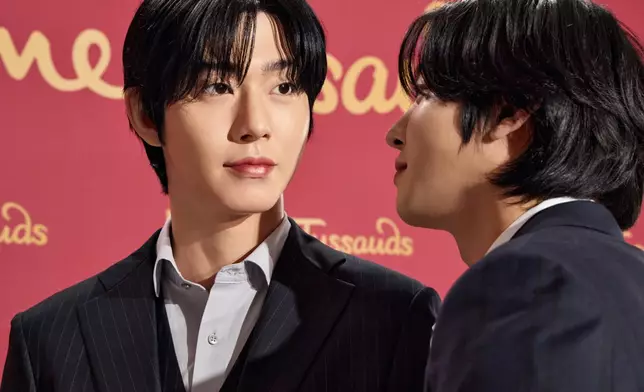 率領一眾韓粉進行「館內相親」近距離互動