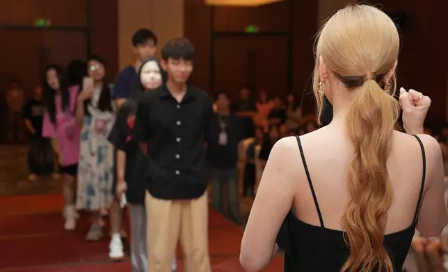 與粉絲玩遊戲。