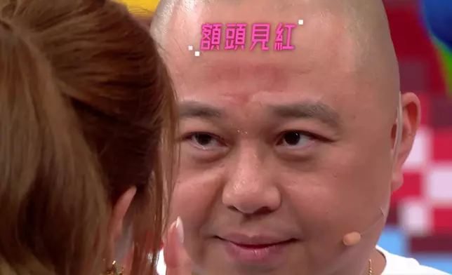 又被吳若希嘅屁股撞到額頭見紅。