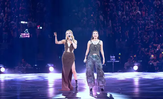 二人合唱《愛是最大權利》。