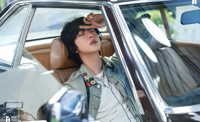 Jin今次參與了大部分作詞部分。 BTS twitter圖片