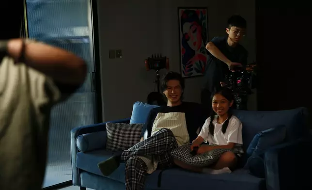 與女兒在家中共同「睇電視」的溫馨日常，帶出myTV SUPER的嶄新功能。