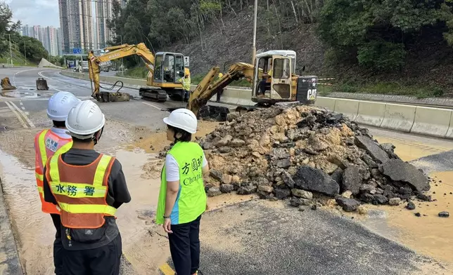 水務署說，工程團隊正全力搶修，以盡快完成相關水管維修工作及重開受影響道路。方國珊FB圖片