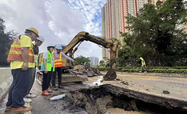 將軍澳環保大道往將軍澳隧道方向有水管滲漏，水務署確認涉及一條直徑900毫米的鹹水供水管。方國珊FB圖片