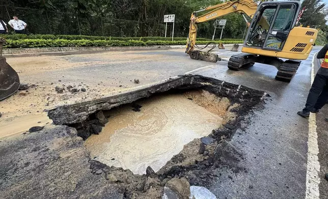 環保大道介乎蓬萊徑與蓬萊路之間、往將軍澳隧道方向的行車線暫時封閉，以配合緊急維修工作。方國珊FB圖片