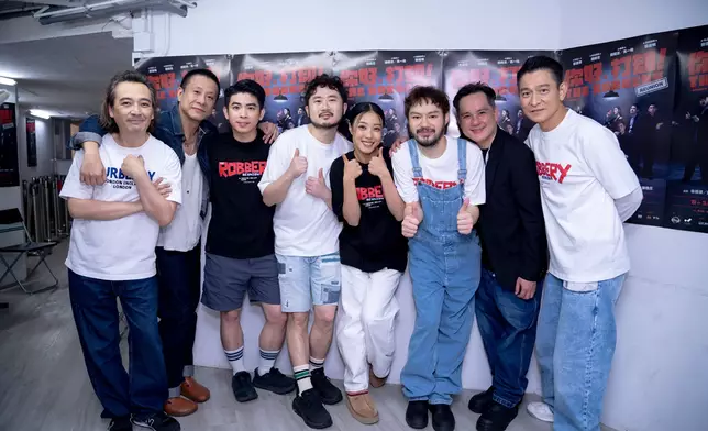 魯文𠎀（左一）