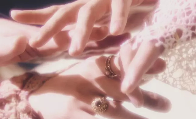 主打曲《Poet | Artist》是鐘鉉生前參與作詞作曲的遺作之一。SMTOWN圖片