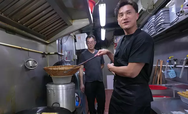 結果朱仔好似真係畀油彈到，仲唔知講咗乜添。