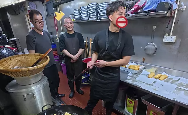 結果朱仔好似真係畀油彈到，仲唔知講咗乜添。