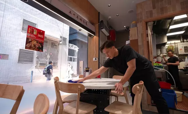 朱仔真係落手落腳架。