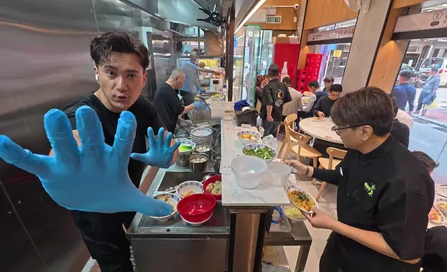 朱仔好快迷失喺大堆order之中。