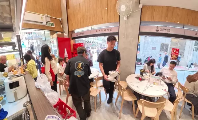 朱仔真係落手落腳架。