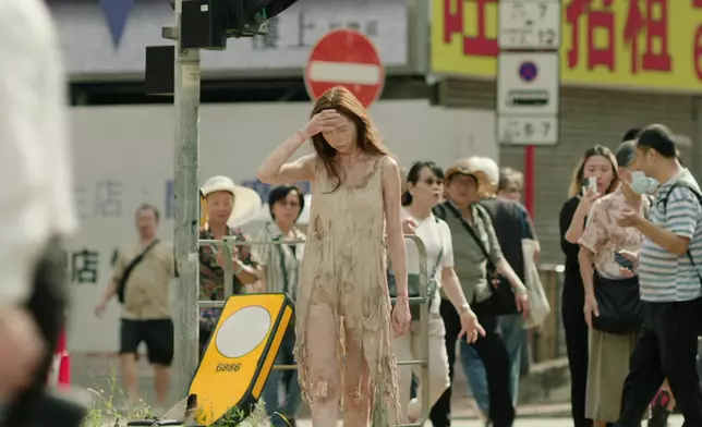 拍攝呢場「暈倒馬路」戲是分秒必爭。