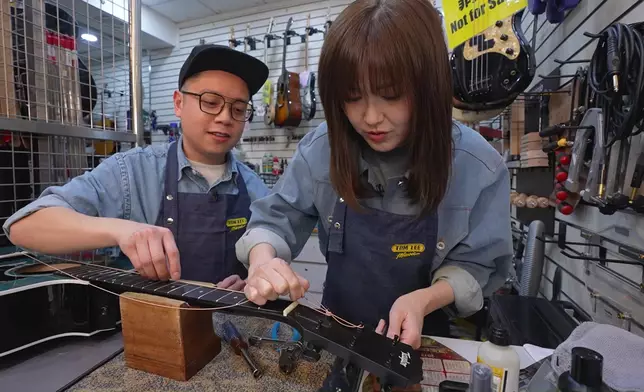 同埋結他。