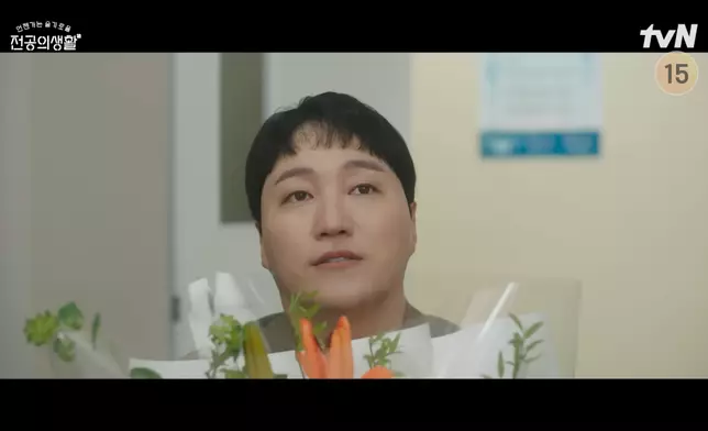 婦產科醫生楊碩亨（金大明 飾）終於在大結局登場。tvN YouTube影片截圖