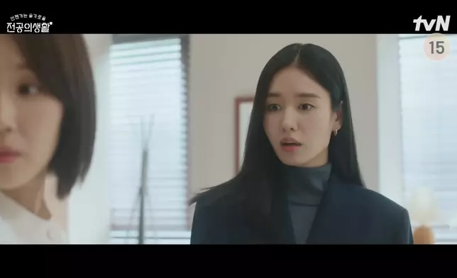 秋敏荷（安恩真 飾）成為新任教授，大快人心。tvN YouTube影片截圖