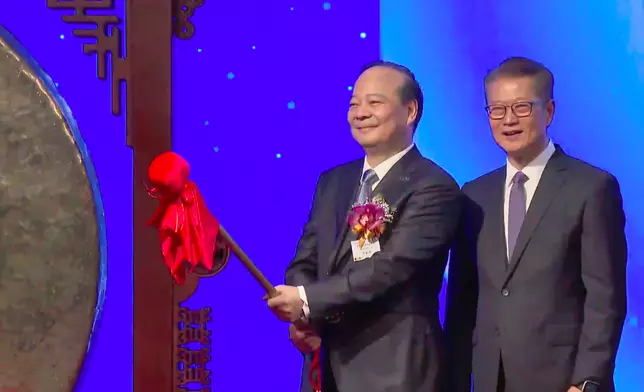 寧德時代在港掛牌上市(左為董長曾毓群)。政府新聞處影片截圖