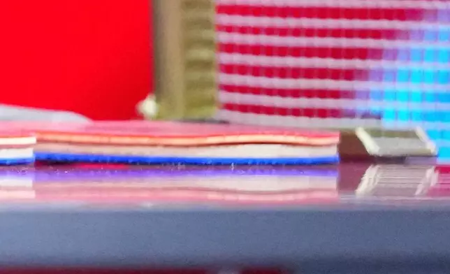 王楚欽表示當場發球拍的海綿開了一半。新華社圖片