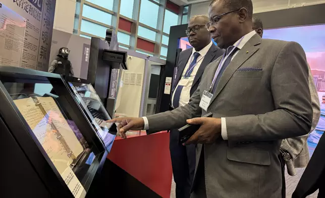 非洲馬里打擊非法致富辦公室考察代表團參觀廉署展覽廳，體驗嶄新宣傳設施。廉政公署圖片