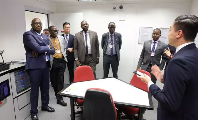 非洲馬里打擊非法致富辦公室考察代表團聽取廉署人員(右一)講解錄影會面室的運作。廉政公署圖片