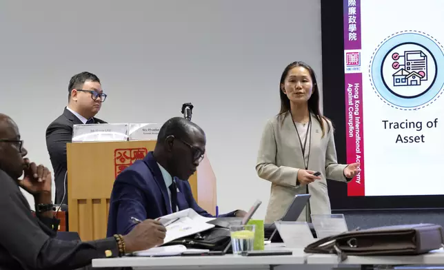 廉署人員(右一)與非洲馬里打擊非法致富辦公室考察代表團分享財務調查及追逃追贓的經驗。廉政公署圖片